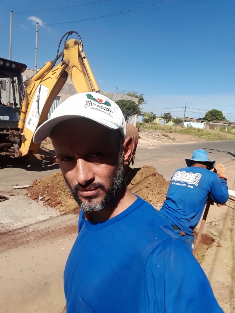 Ligação de água e esgoto na Rua Isolina Soares -Bairro Vieno. Aqui com mais um agravante: o esgoto arrebentou...trabalho dobrado!