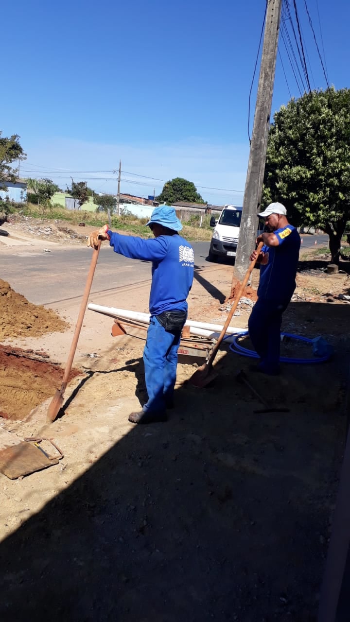 Ligação de água e esgoto na Rua Isolina Soares -Bairro Vieno. Aqui com mais um agravante: o esgoto arrebentou...trabalho dobrado!