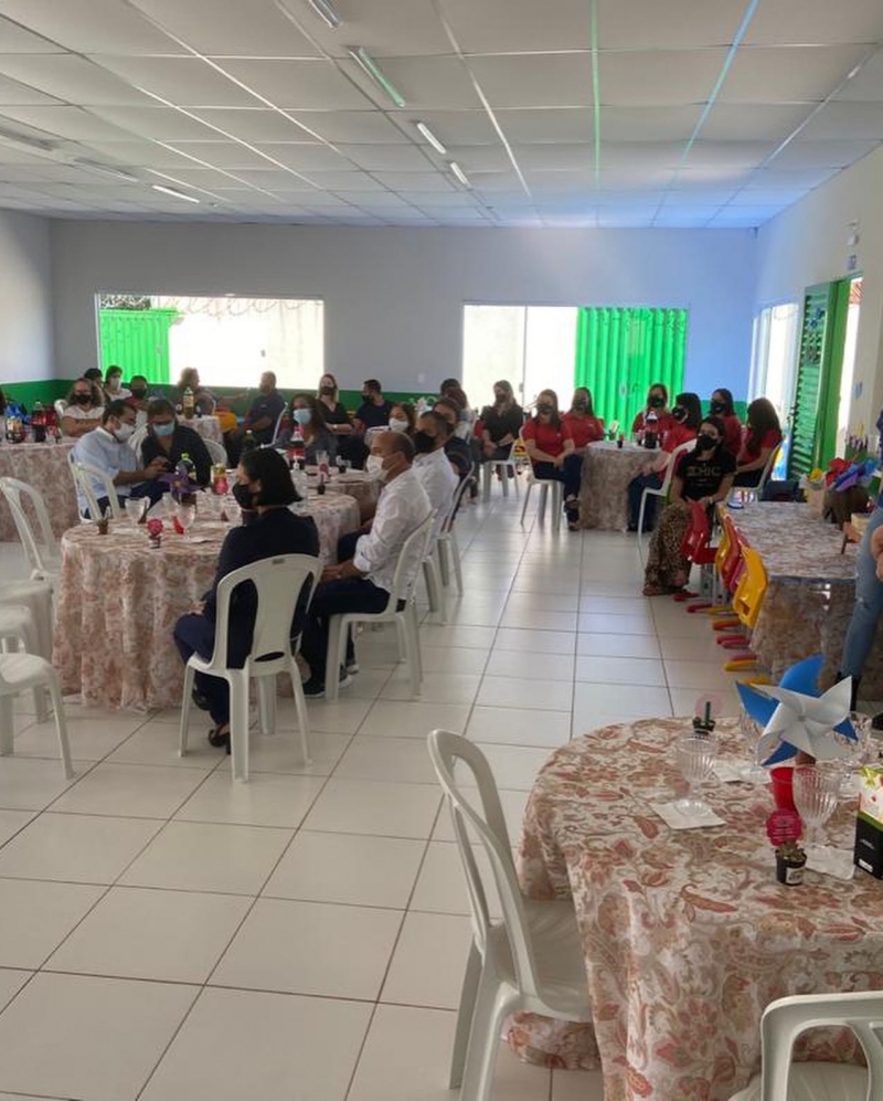 Nesta terça-feira (25), o Prefeito Renato Carvalho acompanhado da vice-prefeita Maria Cecília Araújo e do Secretário de Educação Gilmar Chaves recebeu a visita da Prefeita de São Gotardo/MG, Denise Abadia Pereira Oliveira e de uma equipe da Secretaria de Educação de São Gotardo.