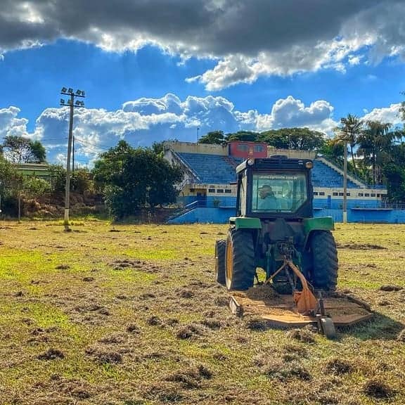 Visando o retorno do futebol amador ainda para este ano, a Secretaria de Esportes e Juventude iniciou o trabalho de manutenção do CESAC Nestor Scagliarine no Bairro Maria Eugênia.