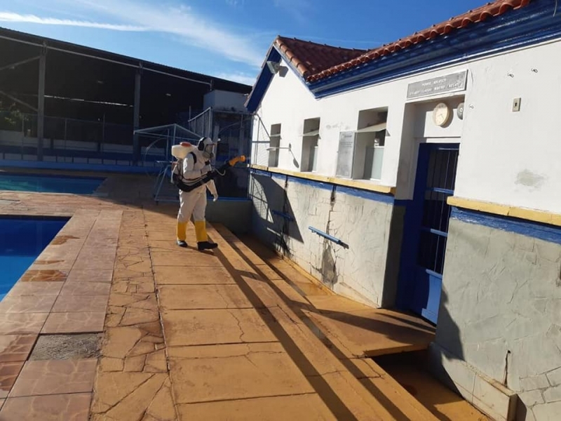 Nesta quinta-feira (27), o Serviço de Zoonoses está realizando a sanitização de todo Complexo Esportivo do Araguari tênis Clube – ATC, que compreende o Ginásio Poliesportivo General Mário Brum Negreiros, sede da Secretaria de Esportes, quadras externas e todo complexo aquático.