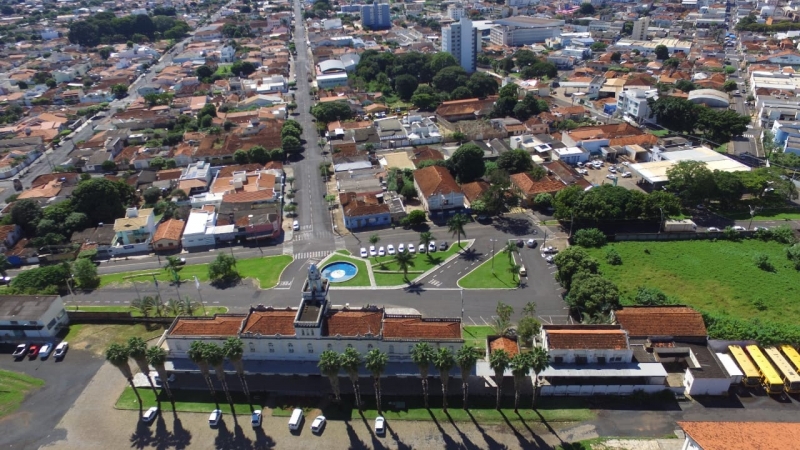 Já a partir desta quinta-feira, 27 de maio, um novo decreto passa a valer no município com mudanças na aplicação de penalidades para estabelecimentos comerciais que descumprirem as regras sanitárias e as condições de funcionamento dos locais.