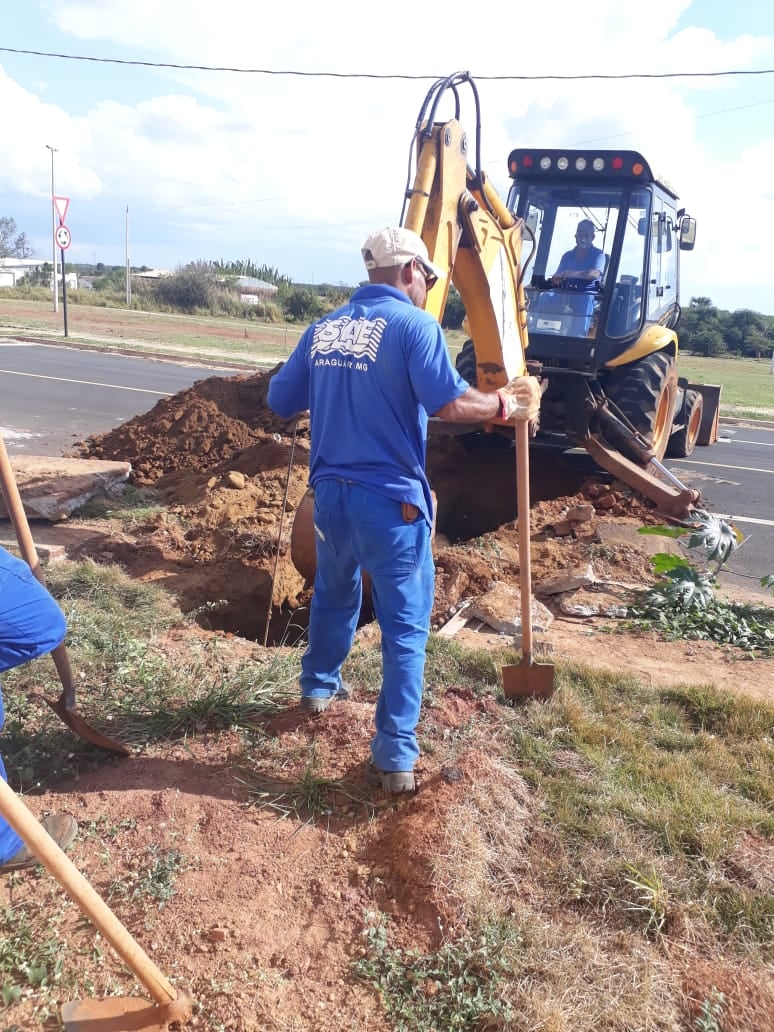 Ligação de água e esgoto na Rua G - Bairro Vila Olímpica