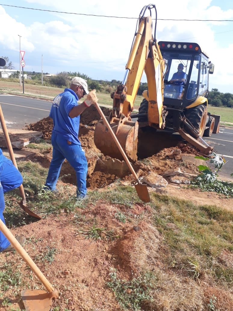 Ligação de água e esgoto na Rua G - Bairro Vila Olímpica