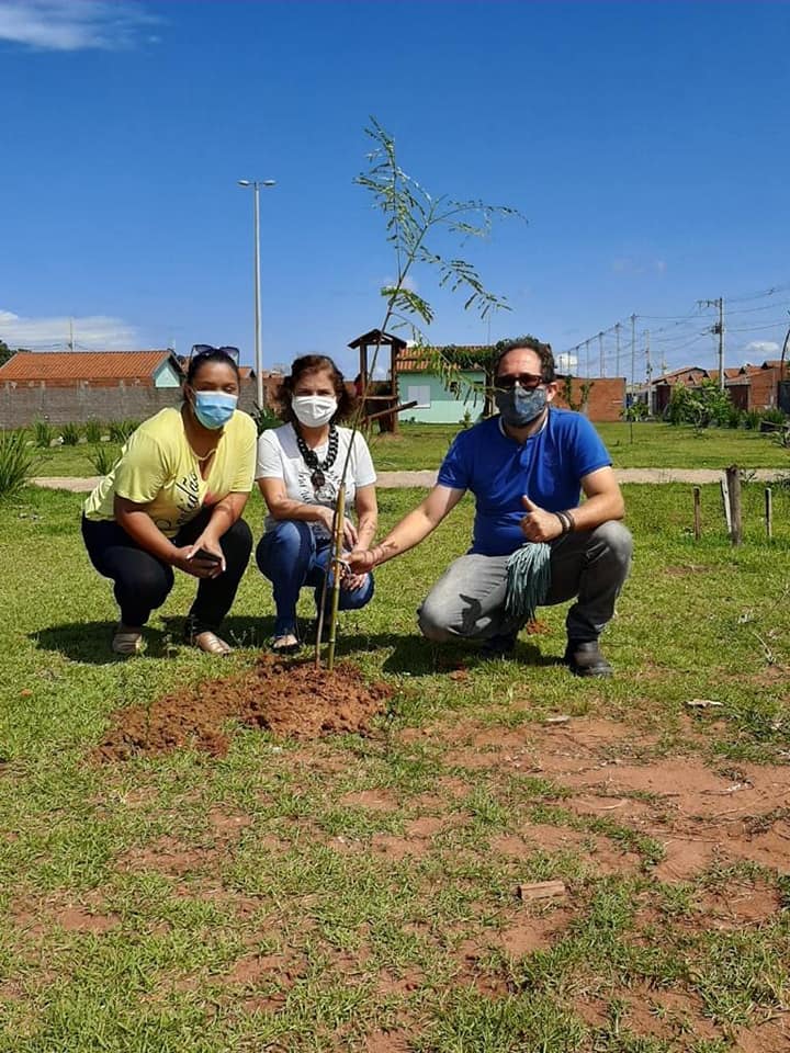 Na manhã do último sábado(20), o prefeito Renato Carvalho, a vice Maria Cecília e o secretário de meio ambiente Guilherme Santana participaram do plantio de árvores na praça José Garcia Cardoso no bairro Vila Olímpica.