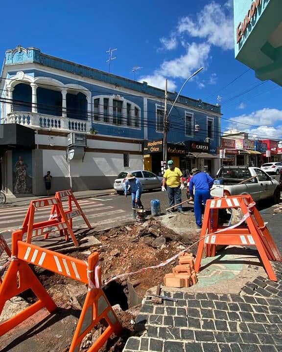 Devido a grande quantidade de água pluvial durante as chuvas sazonais a caixa de passagem levantou, danificando o pavimento. A secretaria municipal de obras informou que a médio prazo irá trocar a galeria existente por tubos de concreto com maior diâmetro, para assim, evitar novos acontecimentos.