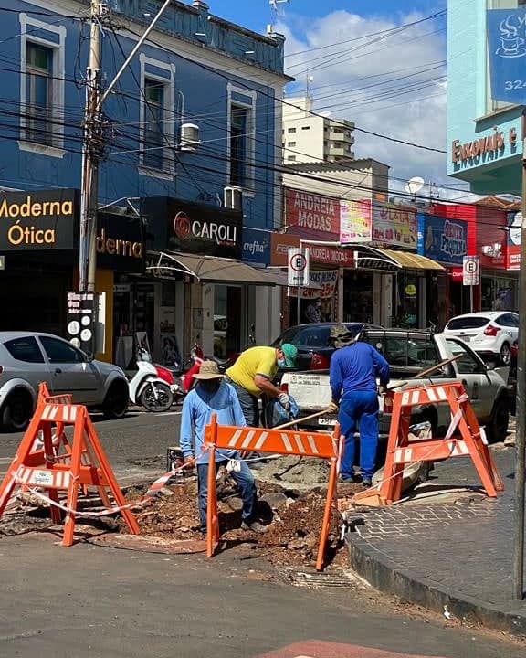 Devido a grande quantidade de água pluvial durante as chuvas sazonais a caixa de passagem levantou, danificando o pavimento. A secretaria municipal de obras informou que a médio prazo irá trocar a galeria existente por tubos de concreto com maior diâmetro, para assim, evitar novos acontecimentos.