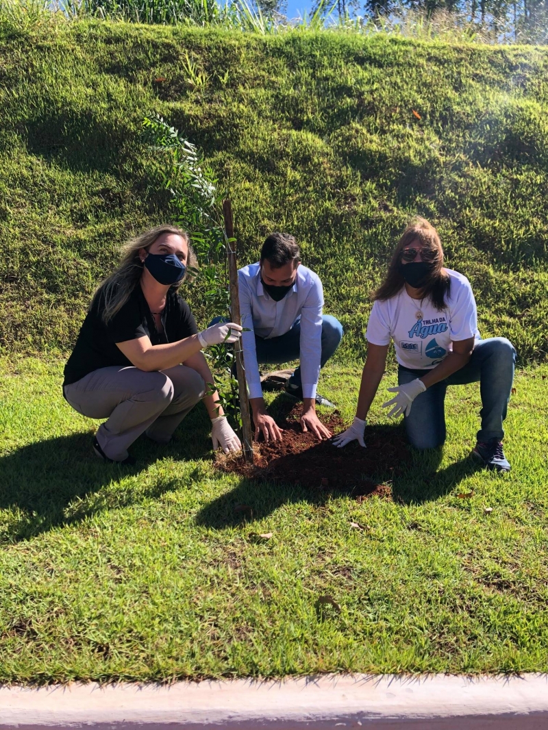 A Superintendência de Água e Esgoto de Araguari (SAE), em parceria com a Secretaria de Meio Ambiente, Polícia Militar Ambiental e Corpo de Bombeiros, realizou na manhã dessa segunda-feira, 22, na Estação de Tratamento de Esgoto Central (ETE), o plantio de dez mudas de árvores, em comemoração ao Dia Mundial da Água.