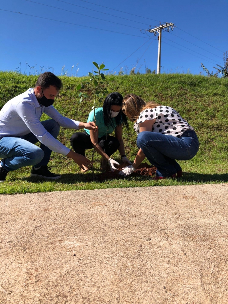 A Superintendência de Água e Esgoto de Araguari (SAE), em parceria com a Secretaria de Meio Ambiente, Polícia Militar Ambiental e Corpo de Bombeiros, realizou na manhã dessa segunda-feira, 22, na Estação de Tratamento de Esgoto Central (ETE), o plantio de dez mudas de árvores, em comemoração ao Dia Mundial da Água.