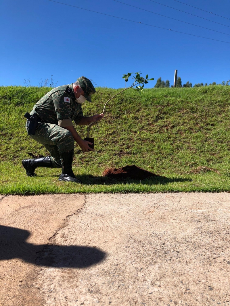 A Superintendência de Água e Esgoto de Araguari (SAE), em parceria com a Secretaria de Meio Ambiente, Polícia Militar Ambiental e Corpo de Bombeiros, realizou na manhã dessa segunda-feira, 22, na Estação de Tratamento de Esgoto Central (ETE), o plantio de dez mudas de árvores, em comemoração ao Dia Mundial da Água.