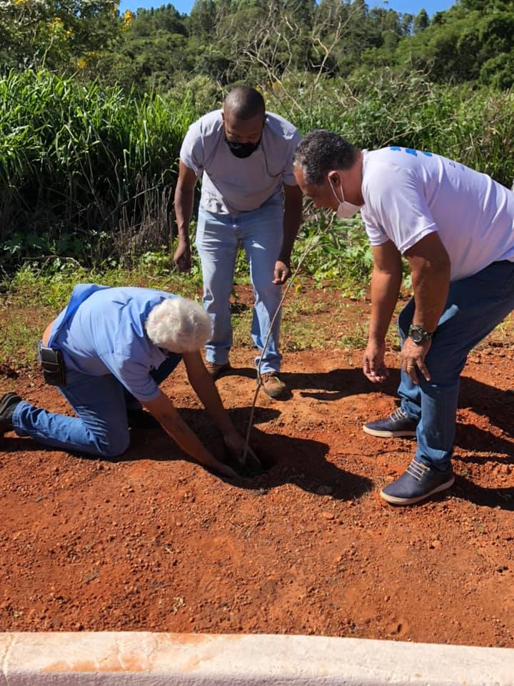 A Superintendência de Água e Esgoto de Araguari (SAE), em parceria com a Secretaria de Meio Ambiente, Polícia Militar Ambiental e Corpo de Bombeiros, realizou na manhã dessa segunda-feira, 22, na Estação de Tratamento de Esgoto Central (ETE), o plantio de dez mudas de árvores, em comemoração ao Dia Mundial da Água.