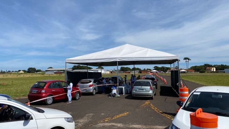 Neste s&aacute;bado, 27 de mar&ccedil;o, de 8h &agrave;s 17h, os idosos com 70 anos ou mais podem procurar o aeroporto da cidade para tomar a primeira dose da vacina contra a COVID-19. A vacina&ccedil;&atilde;o apenas de primeira dose ser&aacute; feita somente em drive-thru (de carro) para garantir seguran&ccedil;a aos idosos e acompanhantes. Quem s&oacute; tem condi&ccedil;&otilde;es de ir a p&eacute;, ter&aacute; que procurar o local de vacina&ccedil;&atilde;o na pr&oacute;xima segunda-feira quando ser&aacute; montado um novo esquema de vacina&ccedil;&atilde;o para melhor atender a esse p&uacute;blico. Pelo cronograma, neste s&aacute;bado n&atilde;o ter&aacute; vacina&ccedil;&atilde;o de segunda dose.