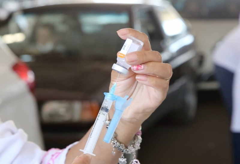 Nesta terça-feira, 30 de março, os idosos com 69 anos ou mais podem procurar o aeroporto de Araguari para tomar a primeira dose da vacina contra a COVID-19. A vacinação será de 8h às 17h em esquema de drive thru e para quem não pode ir de carro também. As