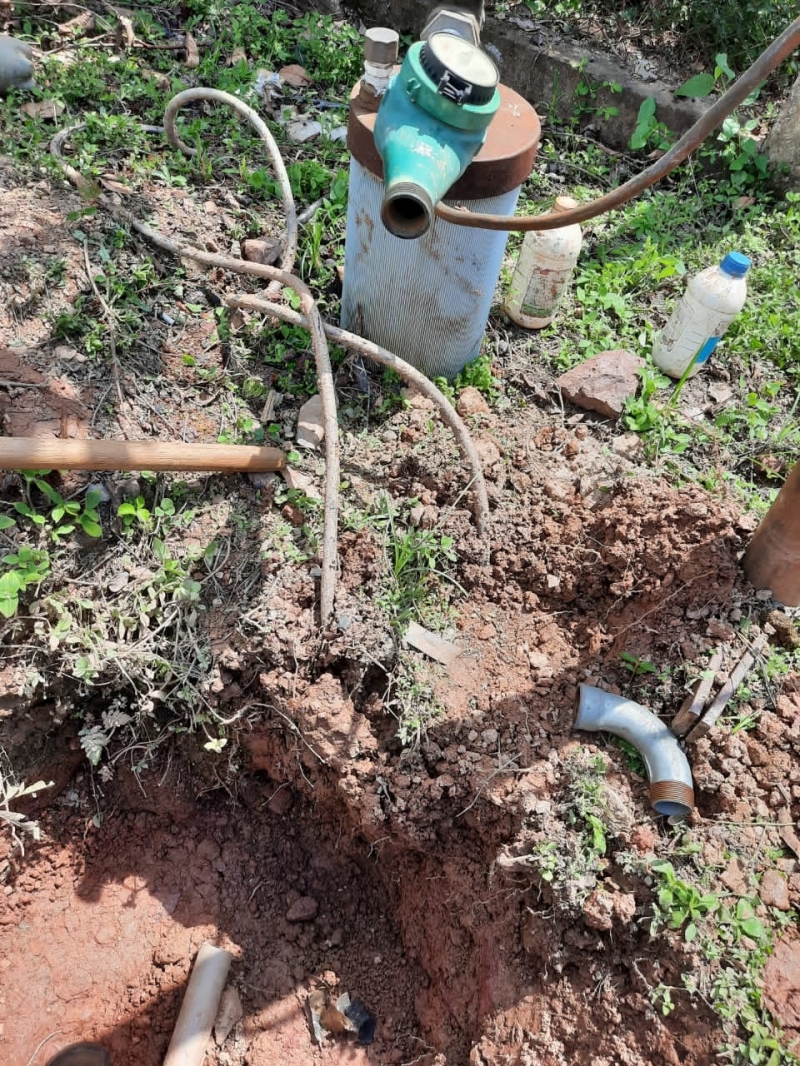 Equipe Sae Araguari fazendo reparo no cavalete do poço que abastece o Distrito de Florestina.