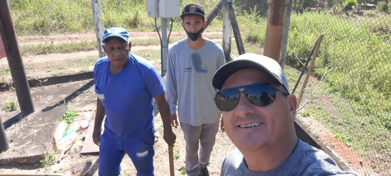 Equipe Sae Araguari fazendo reparo no cavalete do poço que abastece o Distrito de Florestina.