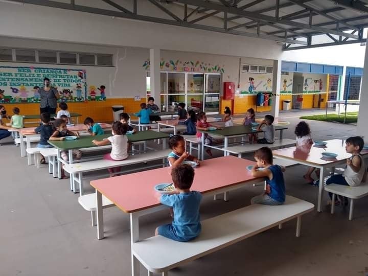 Nas escolas e CMEIs da prefeitura, a alimentação tem o papel de contribuir para o desenvolvimento, o rendimento escolar e a formação de hábitos alimentares saudáveis. Todo o cardápio é preparado mensalmente por uma equipe de nutricionistas, que fazem a programação e repassam para os fornecedores. É enviado para as unidades escolares mensalmente alimentos não perecíveis e semanalmente alimentos perecíveis como: frutas, verduras, carnes, iogurtes, pães, leite etc.