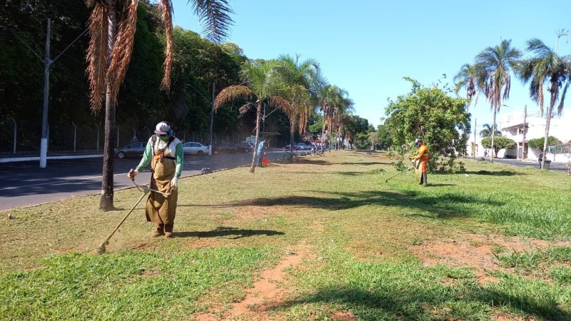 Atuando com duas frentes de trabalho nesta semana, a empresa prestadora do serviço de limpeza pública está trabalhando nas avenidas Minas Gerais e Teodolino Pereira de Araújo. Os serviços estão sendo acompanhados pela secretaria de Serviços Urbanos.