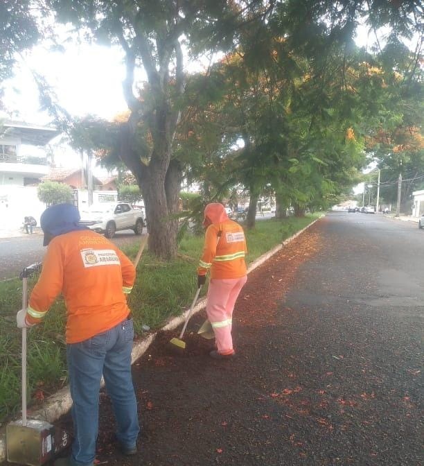 A secretaria de Serviços Urbanos e Distritais acompanha várias frentes de trabalho espalhadas pela cidade de Araguari, as quais estão executando o serviço de limpeza pública.