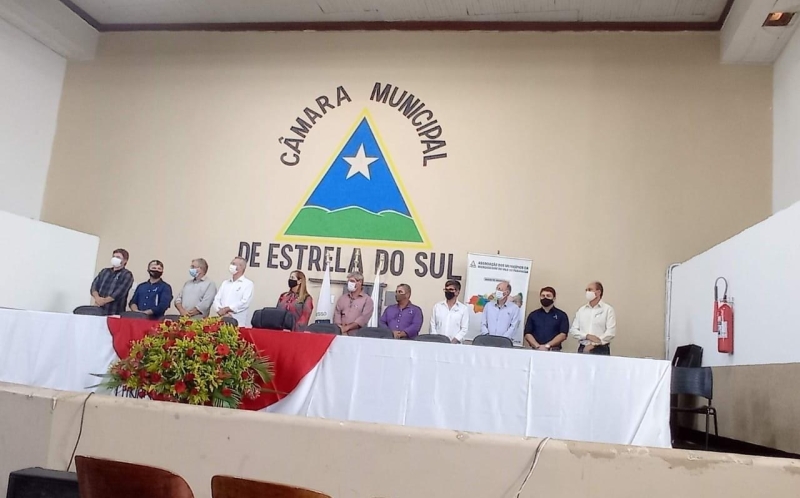 Nesta terça-feira (9), o prefeito de Araguari Renato Carvalho juntamente com a secretária de Desenvolvimento Karla Fernandes, esteve em um workshop promovido pela Associação dos Municípios da Microrregião do Vale do Paranaíba – AMVAP em parceria com o SEBRAE, sobre Desenvolvimento Econômico Local em Estrela do Sul.