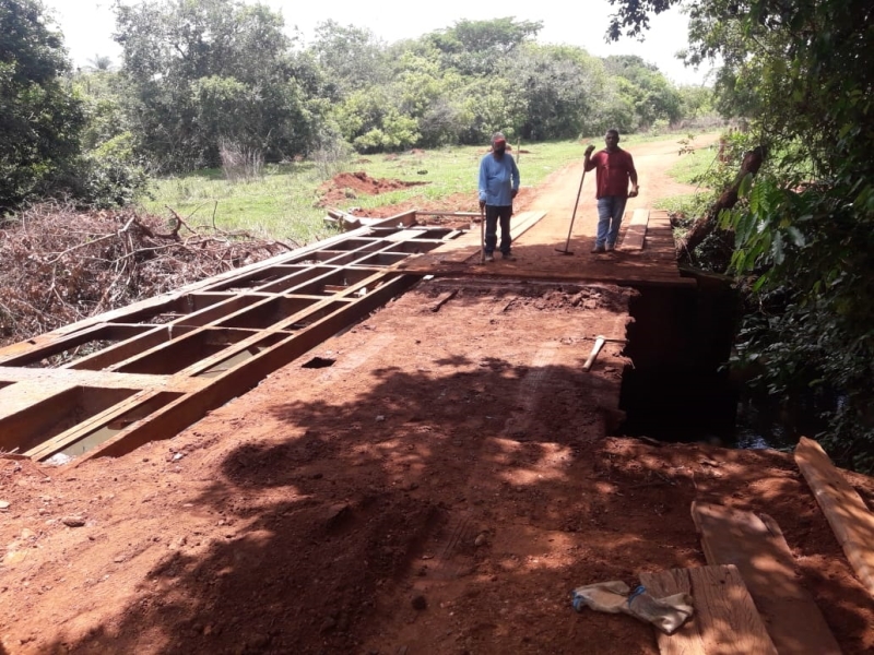 A prefeitura de Araguari através da secretaria de Obras encerrou na tarde desta terça-feira (9), o serviço de reconstrução da ponte na região do Bom Jardim, no local conhecido como Venda da Dona Bety.