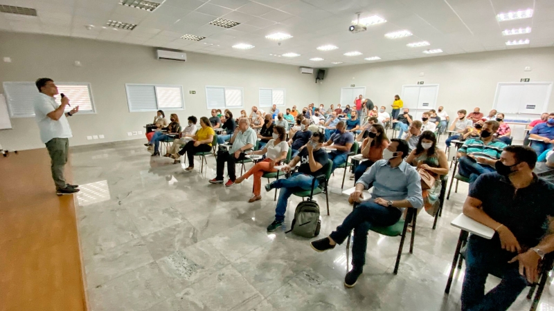 A prefeitura de Araguari realizou nesta quarta-feira (10), o interesse em fazer uso da Tecnologia 5G e da Assinatura Digital. O evento ocorreu na Sala de Reuniões da Aracoop, contando do Prefeito Renato Carvalho, vice-prefeita Maria Cecília Araújo, secretários, servidores públicos e a imprensa.