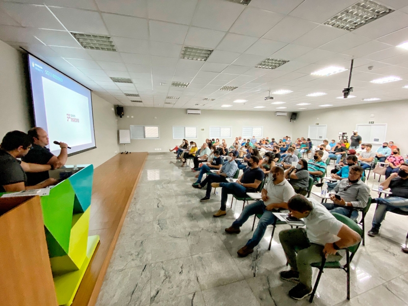 A prefeitura de Araguari realizou nesta quarta-feira (10), o interesse em fazer uso da Tecnologia 5G e da Assinatura Digital. O evento ocorreu na Sala de Reuniões da Aracoop, contando do Prefeito Renato Carvalho, vice-prefeita Maria Cecília Araújo, secretários, servidores públicos e a imprensa.