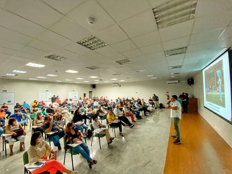 A prefeitura de Araguari realizou nesta quarta-feira (10), o interesse em fazer uso da Tecnologia 5G e da Assinatura Digital. O evento ocorreu na Sala de Reuniões da Aracoop, contando do Prefeito Renato Carvalho, vice-prefeita Maria Cecília Araújo, secretários, servidores públicos e a imprensa.