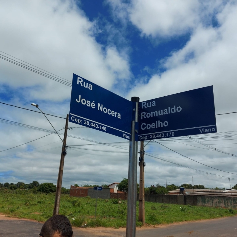 A prefeitura de Araguari através da secretaria de Serviços Urbanos, está colocando placas de nomenclaturas das ruas do Bairro Vieno. O trabalho visa melhorar a identificação das vias e facilitar o deslocamento das pessoas.