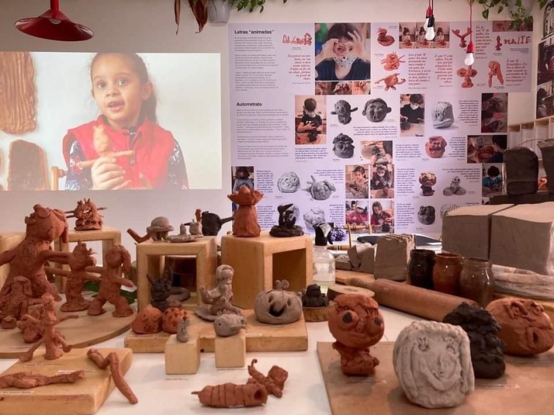 Visando crescimento profissional e ampliação do olhar para a Educação Infantil em nosso Município, a Equipe do Departamento Pedagógico Infantil da Secretaria de Educação de Araguari, esteve presente prestigiando a VII Mostra "Cultura da Infância: Crianças do lado de fora" no Ateliê Carambola em São Paulo. A mostra aconteceu no sábado (13).