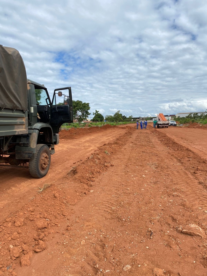 A Secretaria de Obras acompanha os trabalhos de infraestrutura na Avenida das Codornas no Bairro do Bosque. As vias estão abertas e recebem o lançamento da rede de esgoto.