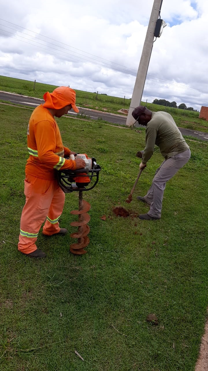 A secretaria de Meio Ambiente efetuou nesta sexta-feira (19), o plantio de 31 mudas de árvores na Praça Berveli Cunha Monteiro, no residencial Vila Olímpica, ao lado da Represa dos Paus.