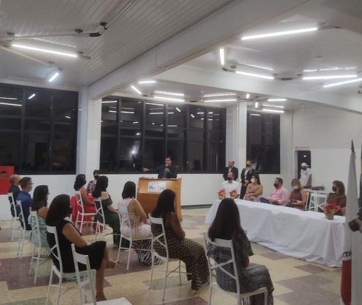 A prefeitura de Araguari por meio da secretaria de Educação e do Polo de Apoio Presencial da Universidade Aberta do Brasil Araguari, na noite desta terça-feira (23), se reuniram em ato solene no salão do Pica-Pau Country Clube, para celebrar a entrega de certificados de conclusão dos cursos de Matemática, Administração Pública e Pedagogia. 