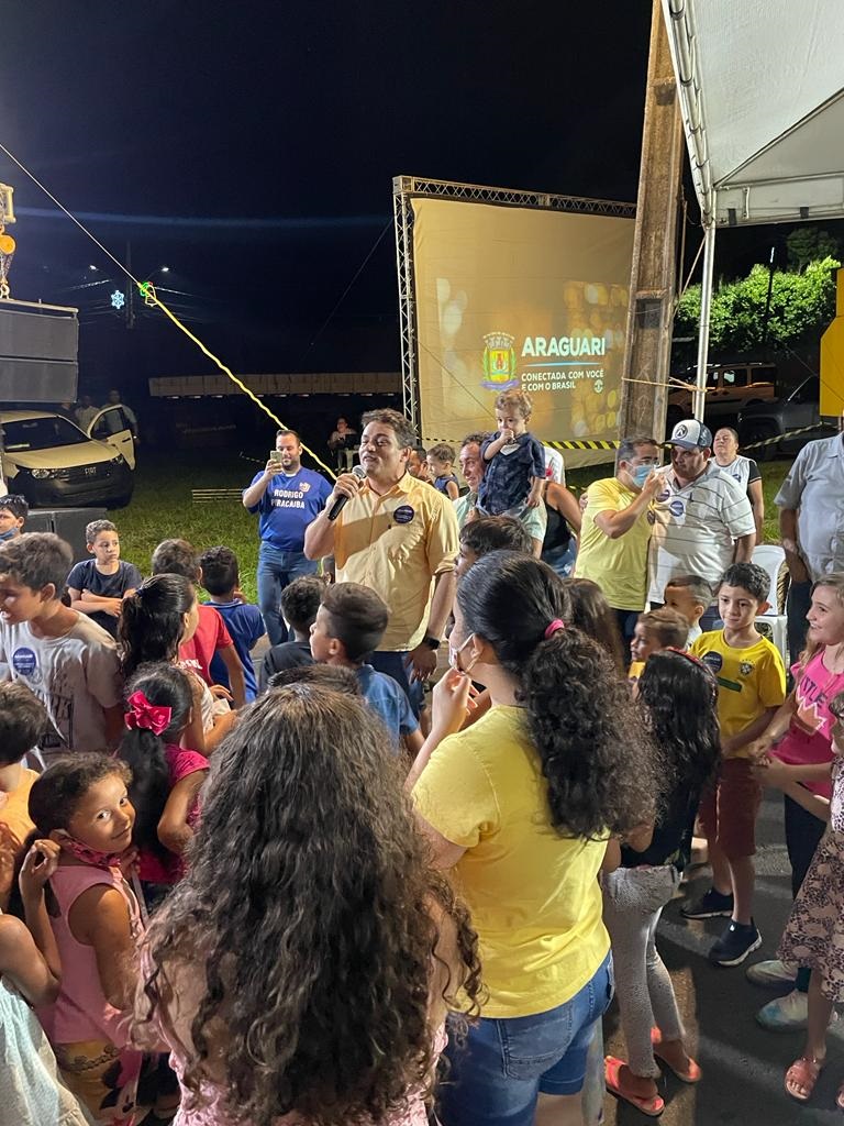 Em mais um evento realizado pela prefeitura de Araguari por meio da FAEC e secretaria de Obras, em comemoração ao Natal que se aproxima, foi realizado na noite desta quarta-feira (24), o acendimento da iluminação natalina que irá alegrar o distrito de Piracaíba.