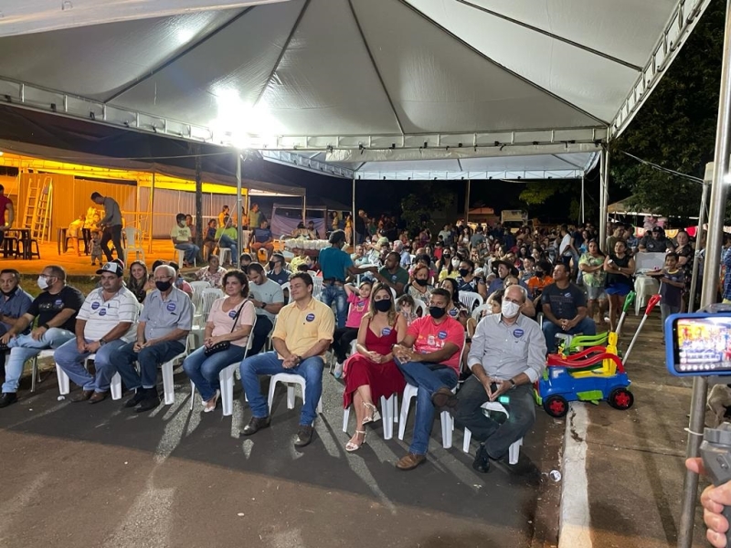 Em mais um evento realizado pela prefeitura de Araguari por meio da FAEC e secretaria de Obras, em comemoração ao Natal que se aproxima, foi realizado na noite desta quarta-feira (24), o acendimento da iluminação natalina que irá alegrar o distrito de Piracaíba.