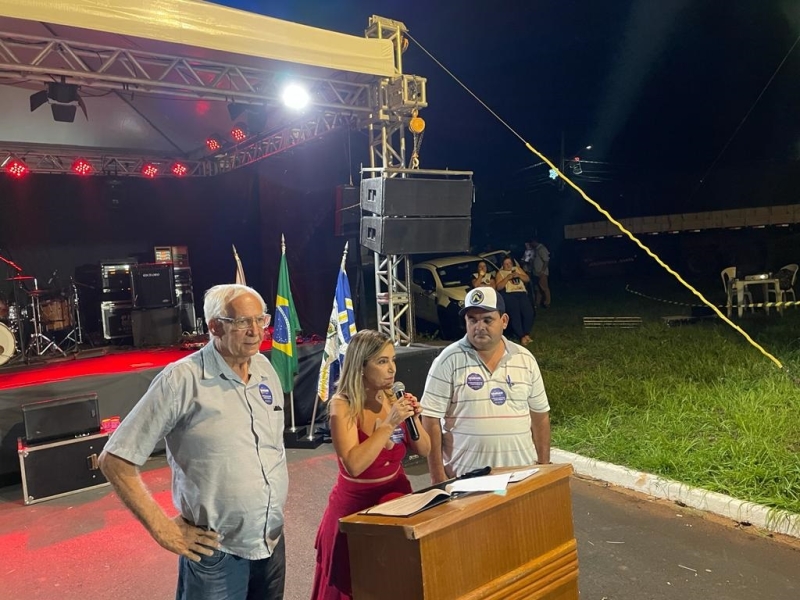 Em mais um evento realizado pela prefeitura de Araguari por meio da FAEC e secretaria de Obras, em comemoração ao Natal que se aproxima, foi realizado na noite desta quarta-feira (24), o acendimento da iluminação natalina que irá alegrar o distrito de Piracaíba.