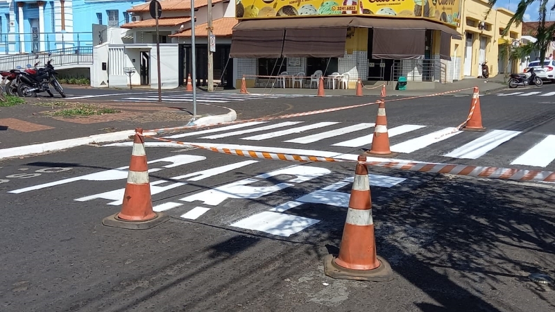 A secretaria de Trânsito, Transporte e Mobilidade Urbana – SETTRANS está reforçando a sinalização de solo na região central da cidade. Devido às festividades de final de ano e com a iluminação natalina, a movimentação no centro cresce muito e isso implica no aumento dos veículos nas vias públicas.