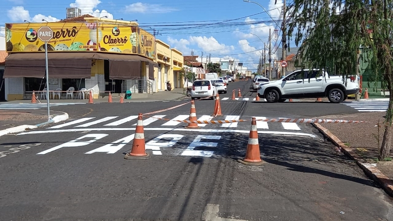 A secretaria de Trânsito, Transporte e Mobilidade Urbana – SETTRANS está reforçando a sinalização de solo na região central da cidade. Devido às festividades de final de ano e com a iluminação natalina, a movimentação no centro cresce muito e isso implica no aumento dos veículos nas vias públicas.