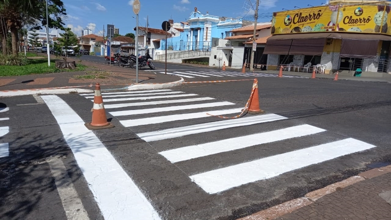 A secretaria de Trânsito, Transporte e Mobilidade Urbana – SETTRANS está reforçando a sinalização de solo na região central da cidade. Devido às festividades de final de ano e com a iluminação natalina, a movimentação no centro cresce muito e isso implica no aumento dos veículos nas vias públicas.