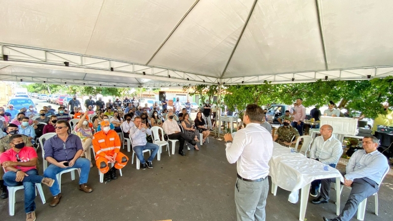 A prefeitura de Araguari através da secretaria de Obras realizou na manhã desta sexta-feira (26), a assinatura do termo de serviço com o 2º Batalhão Ferroviário para as obras de ligação da avenida das Codornas com a BR-050, no bairro do Bosque.