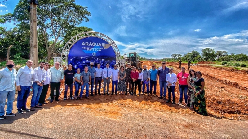 A prefeitura de Araguari através da secretaria de Obras realizou na manhã desta sexta-feira (26), a assinatura do termo de serviço com o 2º Batalhão Ferroviário para as obras de ligação da avenida das Codornas com a BR-050, no bairro do Bosque.