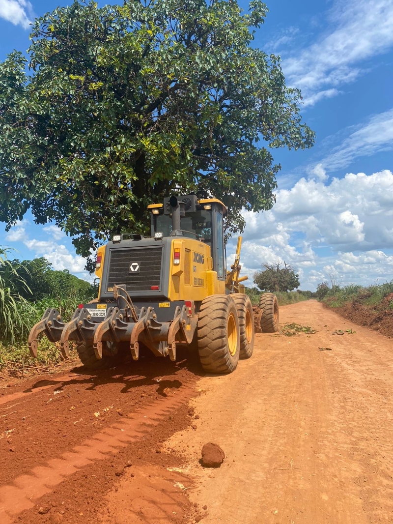 A secretaria de Obras encerra a semana com vários serviços realizados na zona rural do município. Estão sendo contempladas as regiões de Ararapira, Lago Azul, Barracão, Folha Larga e Contenda.