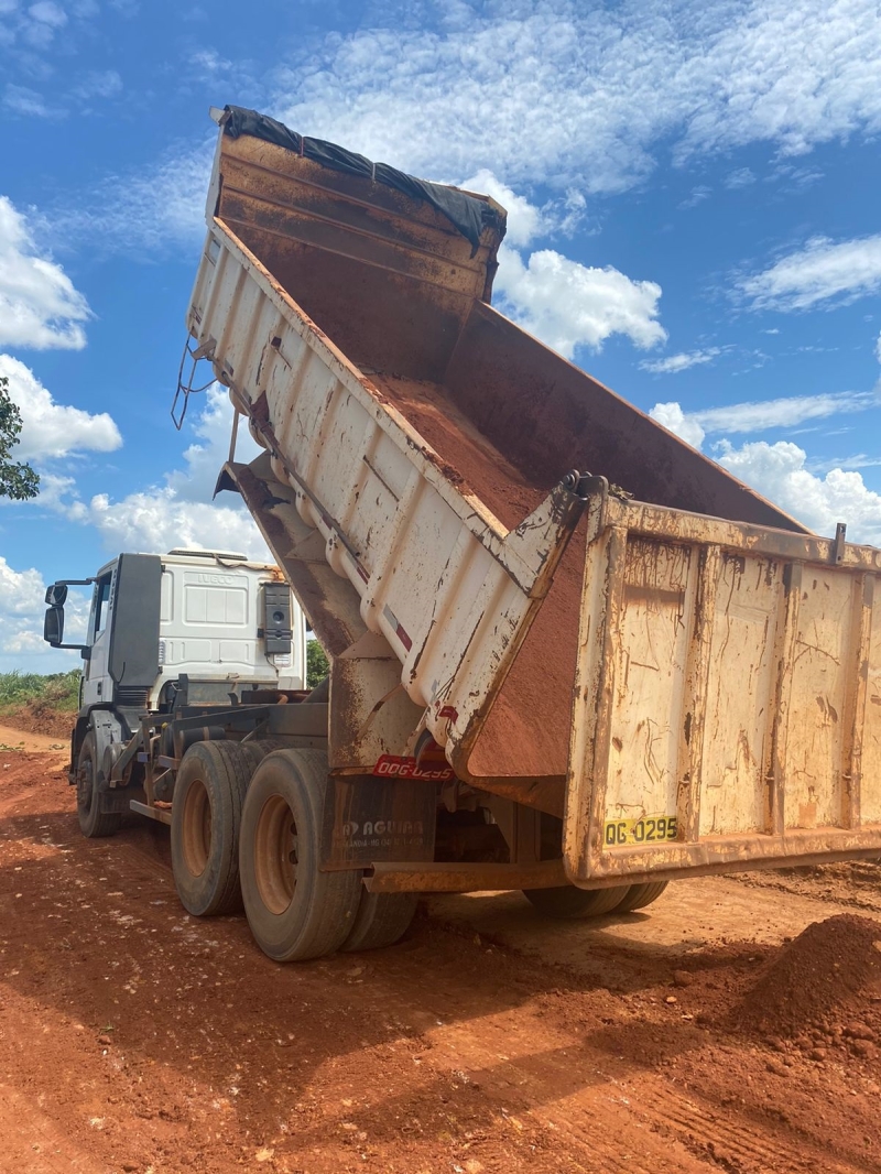 A secretaria de Obras encerra a semana com vários serviços realizados na zona rural do município. Estão sendo contempladas as regiões de Ararapira, Lago Azul, Barracão, Folha Larga e Contenda.