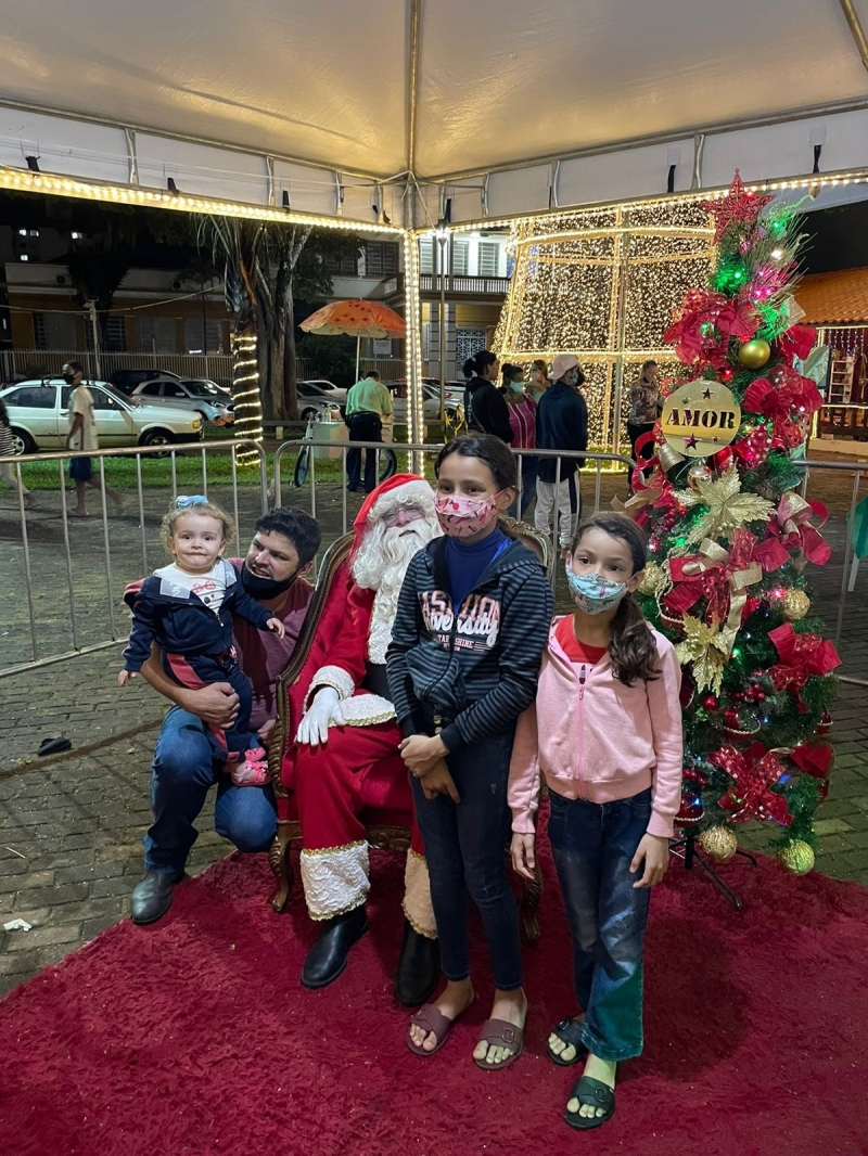 Foi realizada na noite desta sexta-feira (26), na praça Getúlio Vargas, uma grande festa para a tão esperada chegada do Papai Noel.