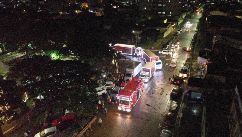 Foi realizada na noite desta sexta-feira (26), na praça Getúlio Vargas, uma grande festa para a tão esperada chegada do Papai Noel.