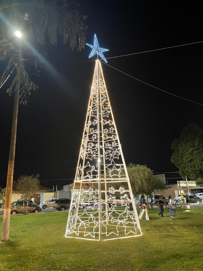 Os moradores do distrito de Amanhece, receberam na noite de domingo (28), um evento que marcou o acendimento das luzes de natal. A noite festiva contou com apresentações musicais da Banda Musical de Araguari Luiz Bastos.