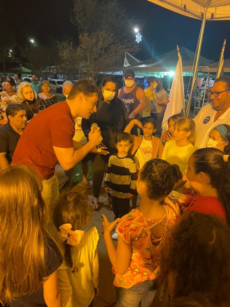 Os moradores do distrito de Amanhece, receberam na noite de domingo (28), um evento que marcou o acendimento das luzes de natal. A noite festiva contou com apresentações musicais da Banda Musical de Araguari Luiz Bastos.