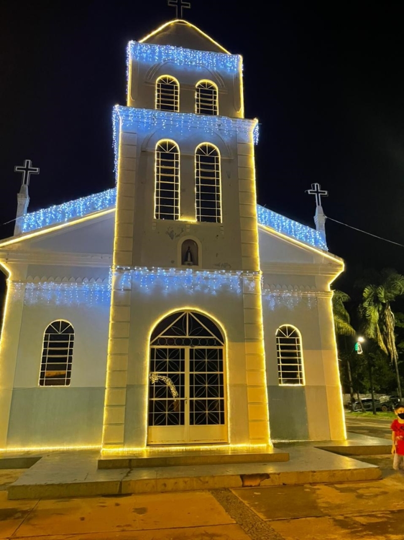 Os moradores do distrito de Amanhece, receberam na noite de domingo (28), um evento que marcou o acendimento das luzes de natal. A noite festiva contou com apresentações musicais da Banda Musical de Araguari Luiz Bastos.