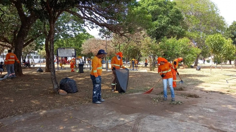 A praça Sérgio Pacheco localizada em frente ao Parque de Exposições no bairro Santa Terezinha, recebeu nesta sexta-feira (1), limpeza completa, com capina, varrição, rastelagem e pintura de meio fio.