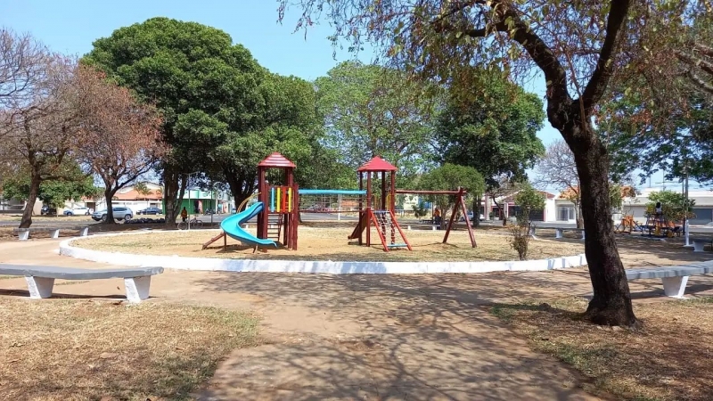 A praça Sérgio Pacheco localizada em frente ao Parque de Exposições no bairro Santa Terezinha, recebeu nesta sexta-feira (1), limpeza completa, com capina, varrição, rastelagem e pintura de meio fio.