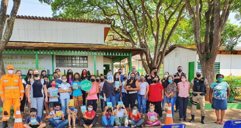 A secretaria de Educação através do Núcleo de Educação para o Trânsito em parceria com a secretaria de Trânsito Transporte e Mobilidade Urbana, com a 2ª Companhia Bombeiros Militar de Araguari e a Polícia Militar – PATRAN, realizaram na manhã desta sexta-feira (1), no Centro Educacional Municipal Tenente-Coronel Vilagran Cabrita, a palestra "TRÂNSITO SEGURO, DIREITO E DEVER DE TODOS .